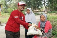 Bupati Bangkalan Lukman Hakim menyerahkan paket sembako kepada warga sekitar lintasan BOR-X Vol. 1 di Stadion Kerapan Sapi R.P Moch Noer, Jumat (5/9/2025). (Foto Dok Ho/RadarBangsa.co.id)