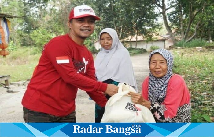 Bupati Bangkalan Lukman Hakim menyerahkan paket sembako kepada warga sekitar lintasan BOR-X Vol. 1 di Stadion Kerapan Sapi R.P Moch Noer, Jumat (5/9/2025). (Foto Dok Ho/RadarBangsa.co.id)