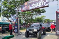 Wakil Bupati Bangkalan Moh. Fauzan Ja’far mengibarkan bendera start tanda dimulainya kategori Fun Offroad BOR-X #1 di Stadion Kerapan Sapi R.P. Moch Noer, Sabtu (6/9/2025). (Foto Dok Ho/RadarBangsa.co.id)