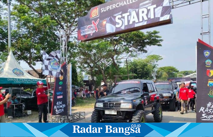 Wakil Bupati Bangkalan Moh. Fauzan Ja’far mengibarkan bendera start tanda dimulainya kategori Fun Offroad BOR-X #1 di Stadion Kerapan Sapi R.P. Moch Noer, Sabtu (6/9/2025). (Foto Dok Ho/RadarBangsa.co.id)