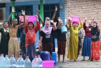 Warga Desa Sibon, Kecamatan Pasrepan, Kabupaten Pasuruan, antusias menyambut dropping air bersih dari BPBD setempat di tengah musim kemarau panjang, Rabu (10/9/2025). (Foto Dok Ho/RadarBangsa.co.id)