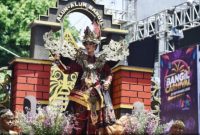 Peserta parade mengenakan kostum tradisional bertema budaya lokal dalam festival tahunan di [nama lokasi], menampilkan kreativitas dan keunikan seni rakyat. (Foto: RadarBangsa / Dok. Kominfo Pasuruan) 