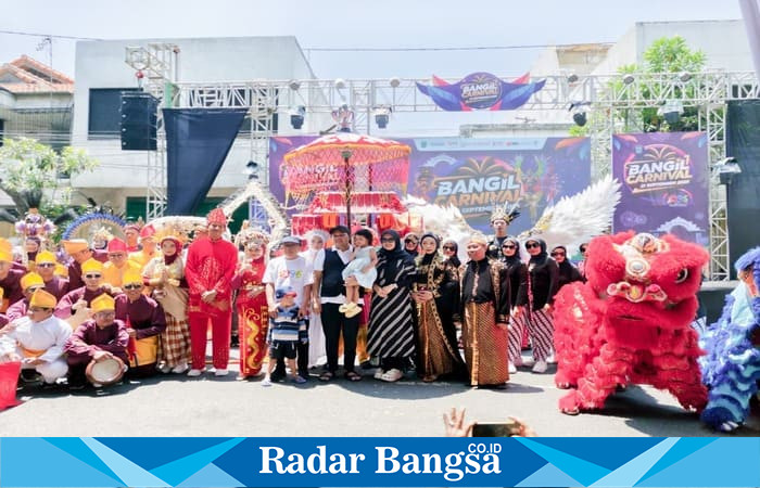 Suasana meriah pembukaan Bangil Carnival 2025 di Kabupaten Pasuruan, menampilkan atraksi barongsai dan parade budaya yang diikuti berbagai komunitas seni. (Foto Dok Zaqy/RadarBangsa.co.id)