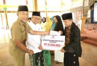 Plt Asisten 1 Setda Bangkalan Moawi Arifin menyerahkan bantuan simbolis pada peringatan Maulid Nabi Muhammad SAW, Senin (22/9/2025) (Dok Foto Kominfo Bangkalan via RadarBangsa)