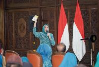 Ketua Tim Pengendali Genting Kabupaten Lamongan, Anis Kartika Yuhronur Efendi, saat memberikan keterangan dalam penyaluran bantuan tahap pertama Program Genting di Pendopo Lokatantra, Selasa (9/9/2025). (Foto Dok Ho/RadarBangsa.co.id)
