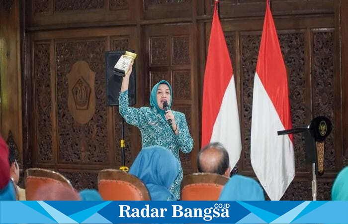 Ketua Tim Pengendali Genting Kabupaten Lamongan, Anis Kartika Yuhronur Efendi, saat memberikan keterangan dalam penyaluran bantuan tahap pertama Program Genting di Pendopo Lokatantra, Selasa (9/9/2025). (Foto Dok Ho/RadarBangsa.co.id)