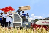 Bupati Banyuwangi Ipuk Fiestiandani meninjau penggunaan alat pertanian modern oleh petani di Desa Mangir, Kecamatan Rogojampi (Foto Dok Ho/RadarBangsa.co.id)