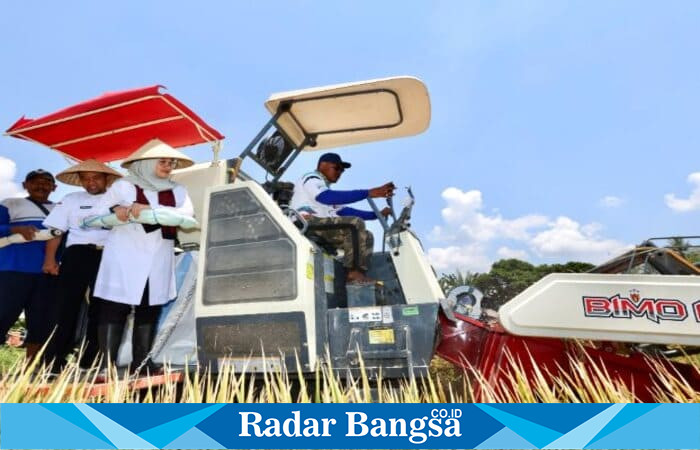 Bupati Banyuwangi Ipuk Fiestiandani meninjau penggunaan alat pertanian modern oleh petani di Desa Mangir, Kecamatan Rogojampi (Foto Dok Ho/RadarBangsa.co.id)