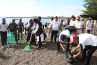 Bupati Banyuwangi Ipuk Fiestiandani ikut memungut sampah bersama relawan dalam aksi bersih Pantai Seranite, Jumat (19/9/2025) (Foto Kmf/RadarBangsa.co.id)