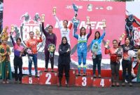 Bupati Banyuwangi Ipuk Fiestiandani menyerahkan medali dan trofi kepada para pemenang Banyuwangi Ijen Geopark Downhill 2025 di Gantasan Bike Park, Licin, Minggu (21/9/2025). (Dok. Pemkab Banyuwangi via RadarBangsa)