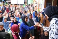 Bupati Banyuwangi Ipuk Fiestiandani meninjau proses uji coba pendaftaran digitalisasi bansos di Balai Desa Kemiren, Kecamatan Glagah, Kamis (18/9/2025). (Foto Dok Ho/RadarBangsa.co.id)