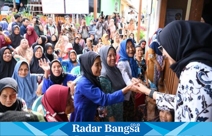 Bupati Banyuwangi Ipuk Fiestiandani meninjau proses uji coba pendaftaran digitalisasi bansos di Balai Desa Kemiren, Kecamatan Glagah, Kamis (18/9/2025). (Foto Dok Ho/RadarBangsa.co.id)