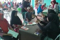 Bupati Banyuwangi Ipuk Fiestiandani saat meninjau proses pendaftaran digitalisasi bansos melalui aplikasi Perlinsos. (Foto Dok Ho/RadarBangsa.co.id)