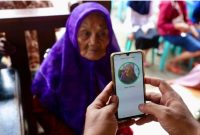 Petugas melakukan verifikasi data calon penerima bantuan sosial secara digital dalam uji coba program digitalisasi bansos di Banyuwangi. (Foto Dok Ho/RadarBangsa.co.id)