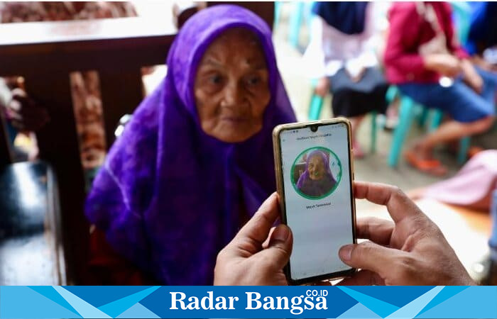 Petugas melakukan verifikasi data calon penerima bantuan sosial secara digital dalam uji coba program digitalisasi bansos di Banyuwangi. (Foto Dok Ho/RadarBangsa.co.id)