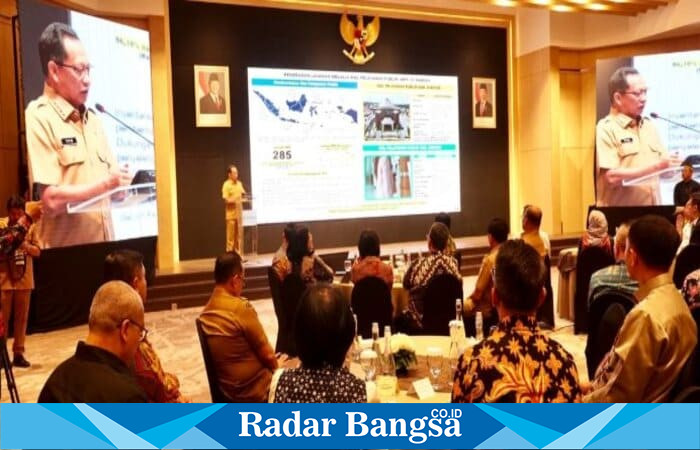 Bupati Banyuwangi Ipuk Fiestiandani bersama jajaran saat menghadiri penandatanganan SKB perizinan tenaga medis dan tenaga kesehatan melalui MPP Digital Nasional di Jakarta, Selasa (9/9/2025). (Foto Dok Ho/RadarBangsa.co.id)