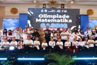 Bupati Banyuwangi Ipuk Fiestiandani bersama Prof. Yohanes Surya membuka Olimpiade Matematika Gasing Nasional 2025 di Pendopo Sabha Swagata Blambangan, Senin (22/9/2025). (Foto Dok Ho/RadarBangsa.co.id)