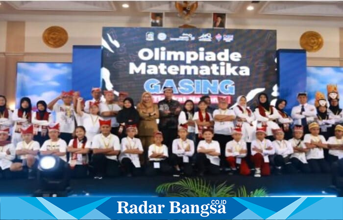 Bupati Banyuwangi Ipuk Fiestiandani bersama Prof. Yohanes Surya membuka Olimpiade Matematika Gasing Nasional 2025 di Pendopo Sabha Swagata Blambangan, Senin (22/9/2025). (Foto Dok Ho/RadarBangsa.co.id)