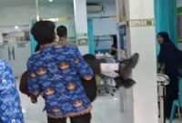 Pelajar SMAN 2 Lamongan dilarikan ke RSI Nashrul Ummah usai mengalami gejala mual dan muntah diduga akibat keracunan makanan, Rabu (17/9/2025). (Foto Dok Ho/Radarbangsa.co.id)