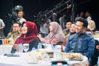 Anggota DPD RI Lia Istifhama (berjilbab maron) bersama Wakil Gubernur Jawa Timur saat menghadiri sebuah acara di Surabaya (Foto Dok Ho/RadarBangsa.co.id)