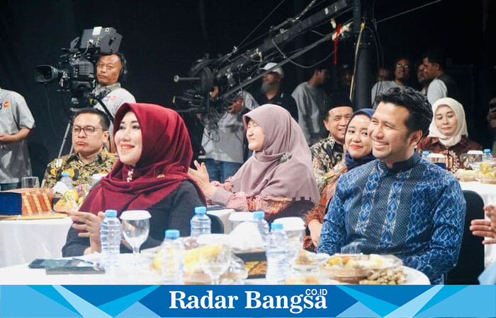 Anggota DPD RI Lia Istifhama (berjilbab maron) bersama Wakil Gubernur Jawa Timur saat menghadiri sebuah acara di Surabaya (Foto Dok Ho/RadarBangsa.co.id)