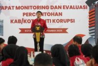 Perwakilan Komisi Pemberantasan Korupsi (KPK) menyampaikan paparan pada Rapat Monitoring dan Evaluasi (Monev) Percontohan Kota/Kabupaten Anti Korupsi di Balai Kota Kusumo Wicitro, Blitar, Kamis (11/9/2025). (Foto: Dok. Pemkot Blitar) 