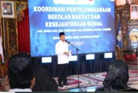 Bupati Bangkalan, Lukman Hakim, memberikan sambutan dalam acara Koordinasi Penyelenggaraan Sekolah Rakyat dan Kesejahteraan Sosial di Bangkalan, Sabtu (27/9/2025). (Foto Dok Ho/RadarBangsa.co.id)