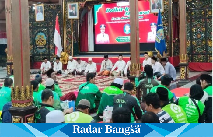 Bupati Bangkalan Lukman Hakim bersama Wabup Fauzan Ja’far memimpin doa bersama di Pendopo Agung untuk memperingati tujuh hari wafatnya almarhum Affan Kurniawan, Rabu (3/9/2025) malam. (Foto Dok Ho/RadarBangsa.co.id)