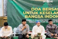Dua dari kanan, Bupati Bangkalan Lukman Hakim, menghadiri doa bersama untuk keselamatan bangsa Indonesia yang digelar PCNU Bangkalan di Masjid Al-Muammar, Martajasah, Minggu malam (31/8/2025). (Foto Dok Ho/RadarBangsa.co.id)