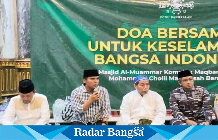 Dua dari kanan, Bupati Bangkalan Lukman Hakim, menghadiri doa bersama untuk keselamatan bangsa Indonesia yang digelar PCNU Bangkalan di Masjid Al-Muammar, Martajasah, Minggu malam (31/8/2025). (Foto Dok Ho/RadarBangsa.co.id)