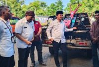 Bupati Bangkalan, Lukman Hakim, berbincang dengan petani saat menyerahkan bantuan hand traktor di salah satu kecamatan. (Foto Dok Ho/RadarBangsa.co.id)