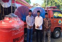 Bupati Bangkalan Lukman Hakim saat menyerahkan tandon air bersih kepada warga Desa Pangeleyan, Kecamatan Tanah Merah, sebagai upaya mengatasi dampak kekeringan, Rabu (3/9/2025). (Foto Dok Ho/RadarBangsa.co.id)