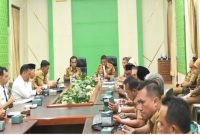 Bupati Bangkalan Lukman Hakim saat memimpin rapat koordinasi bersama camat se-Kabupaten Bangkalan di Pendopo Agung, Senin (15/9/2025). (Foto Dok Ho/RadarBangsa.co.id)