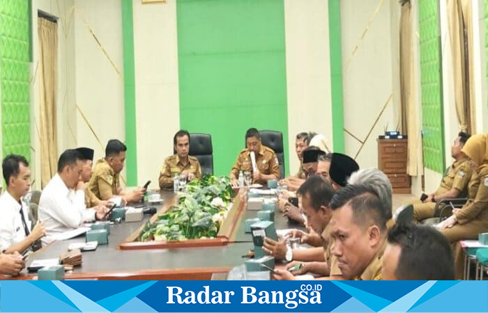 Bupati Bangkalan Lukman Hakim saat memimpin rapat koordinasi bersama camat se-Kabupaten Bangkalan di Pendopo Agung, Senin (15/9/2025). (Foto Dok Ho/RadarBangsa.co.id)