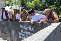 Bupati Bangkalan, Lukman Hakim, meninjau progres pembangunan Sistem Penyediaan Air Minum (SPAM) di Desa Banyubunih, Kecamatan Galis, Selasa (2/9/2025). (Foto Dok Ho/RadarBangsa.co.id)