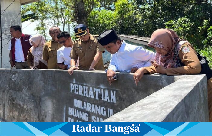 Bupati Bangkalan, Lukman Hakim, meninjau progres pembangunan Sistem Penyediaan Air Minum (SPAM) di Desa Banyubunih, Kecamatan Galis, Selasa (2/9/2025). (Foto Dok Ho/RadarBangsa.co.id)