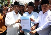Bupati Bangkalan Lukman Hakim didampingi Wakil Bupati Moh. Fauzan Ja’far menerima langsung berkas tuntutan dari perwakilan Aliansi Masyarakat Bangkalan saat aksi unjuk rasa di halaman Kantor Pemkab, Rabu (10/9/2025). (Foto Dok Ho/RadarBangsa.co.id)