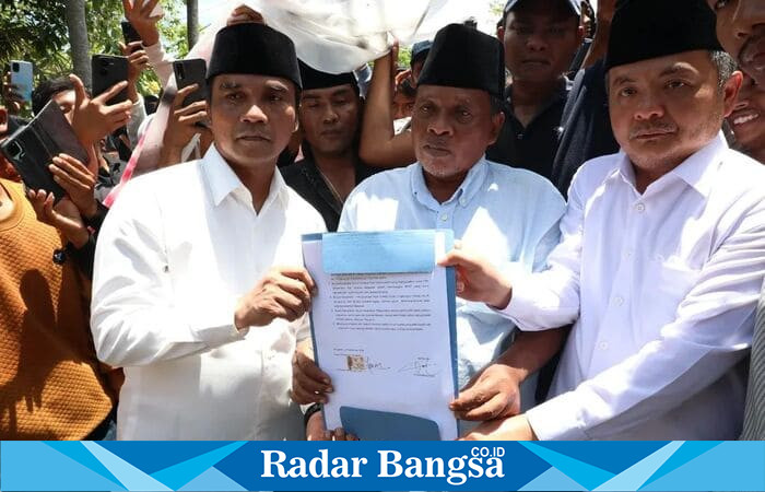 Bupati Bangkalan Lukman Hakim didampingi Wakil Bupati Moh. Fauzan Ja’far menerima langsung berkas tuntutan dari perwakilan Aliansi Masyarakat Bangkalan saat aksi unjuk rasa di halaman Kantor Pemkab, Rabu (10/9/2025). (Foto Dok Ho/RadarBangsa.co.id)