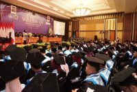 Bupati Banyuwangi Ipuk Fiestiandani memberikan pesan motivasi kepada ratusan wisudawan Politeknik Negeri Banyuwangi pada Wisuda ke-XX di Hotel El Royale, Sabtu (13/9/2025). (Foto Dok Ho/RadarBangsa.co.id)
