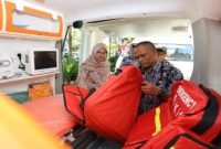 Bupati Banyuwangi Ipuk Fiestiandani menyerahkan tujuh unit ambulans baru kepada sejumlah puskesmas untuk meningkatkan pelayanan kesehatan masyarakat, Kamis (25/9/2025). (Dok Foto Ho/RadarBangsa.co.id)