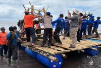 Bupati Banyuwangi Ipuk Fiestiandani bersama nelayan menenggelamkan fish bank di perairan Desa Patoman, Blimbingsari, Senin (15/9/2025). (Foto Dok Ho/RadarBangsa.co.id)