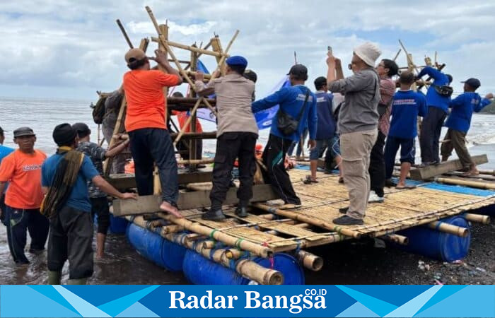 Bupati Banyuwangi Ipuk Fiestiandani bersama nelayan menenggelamkan fish bank di perairan Desa Patoman, Blimbingsari, Senin (15/9/2025). (Foto Dok Ho/RadarBangsa.co.id)