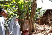 Bupati Banyuwangi Ipuk Fiestiandani saat meninjau rumah warga yang rusak akibat gempa bumi di Kecamatan Wongsorejo, Jumat (26/9/2025). (Foto Dok Ho/RadarBangsa.co.id)