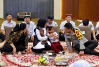 Bupati Banyuwangi Ipuk Fiestiandani memeluk Naura, siswi kelas I SD Sekolah Rakyat, yang menangis rindu ibunya saat kunjungan ke SRT 2 Banyuwangi, Rabu (10/9/2025). (Foto Dok Ho/RadarBangsa.co.id)