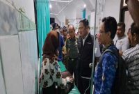 Bupati Lamongan Yuhronur Efendi (berbaju hitam) didampingi jajaran Forkopimda menjenguk siswa SMA Negeri 2 Lamongan yang diduga mengalami keracunan makanan bergizi gratis di RSI Nashrul Ummah Lamongan, Rabu (17/9/2025). (Foto Dok Ho/RadarBangsa.co.id)