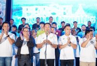 Bupati Lamongan Yuhronur Efendi (Pak Yes) saat meresmikan skuad Persela Lamongan musim 2025/2026 di Gedung Korpri Lamongan, Jumat (12/9/2025) malam. (Foto Dok Ho/RadarBangsa.co.id)