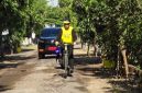 Bupati Madiun Hari Wuryanto bersepeda menuju lokasi kegiatan Mbah Renggo di Desa Plumpungrejo, Kecamatan Wonoasri, Minggu (28/9/2025). (Foto Dok Ho/RadarBangsa.co.id)