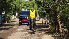 Bupati Madiun Hari Wuryanto bersepeda menuju lokasi kegiatan Mbah Renggo di Desa Plumpungrejo, Kecamatan Wonoasri, Minggu (28/9/2025). (Foto Dok Ho/RadarBangsa.co.id)