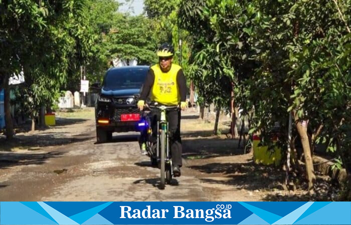 Bupati Madiun Hari Wuryanto bersepeda menuju lokasi kegiatan Mbah Renggo di Desa Plumpungrejo, Kecamatan Wonoasri, Minggu (28/9/2025). (Foto Dok Ho/RadarBangsa.co.id)