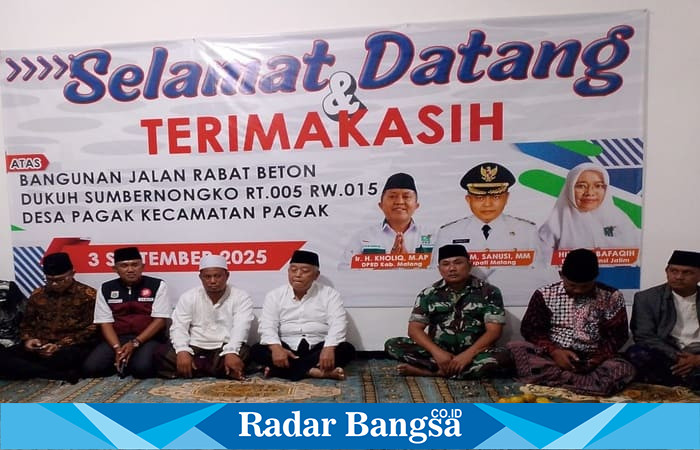 Bupati Malang, Drs. H. M. Sanusi, M.M bersama jajaran Forkopimcam dan Pengurus Ranting NU Kecamatan Pagak saat menghadiri Tasyakuran Pembangunan Jalan di Dukuh Sumbernongko, Desa Pagak, Rabu (3/9) malam. (Dok Foto Prokopim)